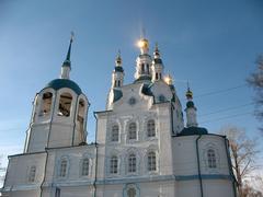 Солнце играет на позолоте Успенского Собора.
